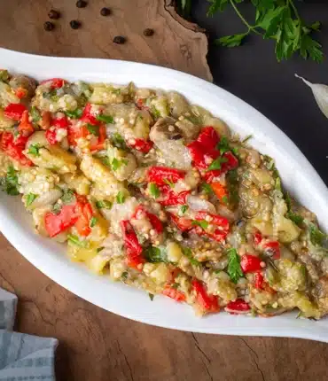 Yaz Sofralarının Vazgeçilmezi Közlenmiş Sebzeli Salata