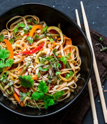 Asya Esintisi Sofralarınızda Hissedin: Soya Soslu Sebzeli Noodle