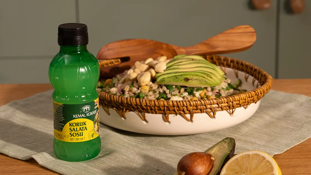 Avokadolu Koruk Soslu Salata Tarifi